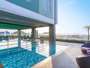 Una piscina cubierta (de 09:00 a 17:00), tumbonas