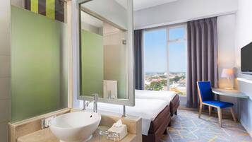 Quarto superior, 2 camas de solteiro | Roupas de cama premium, frigobar, cofres nos quartos, escrivaninha