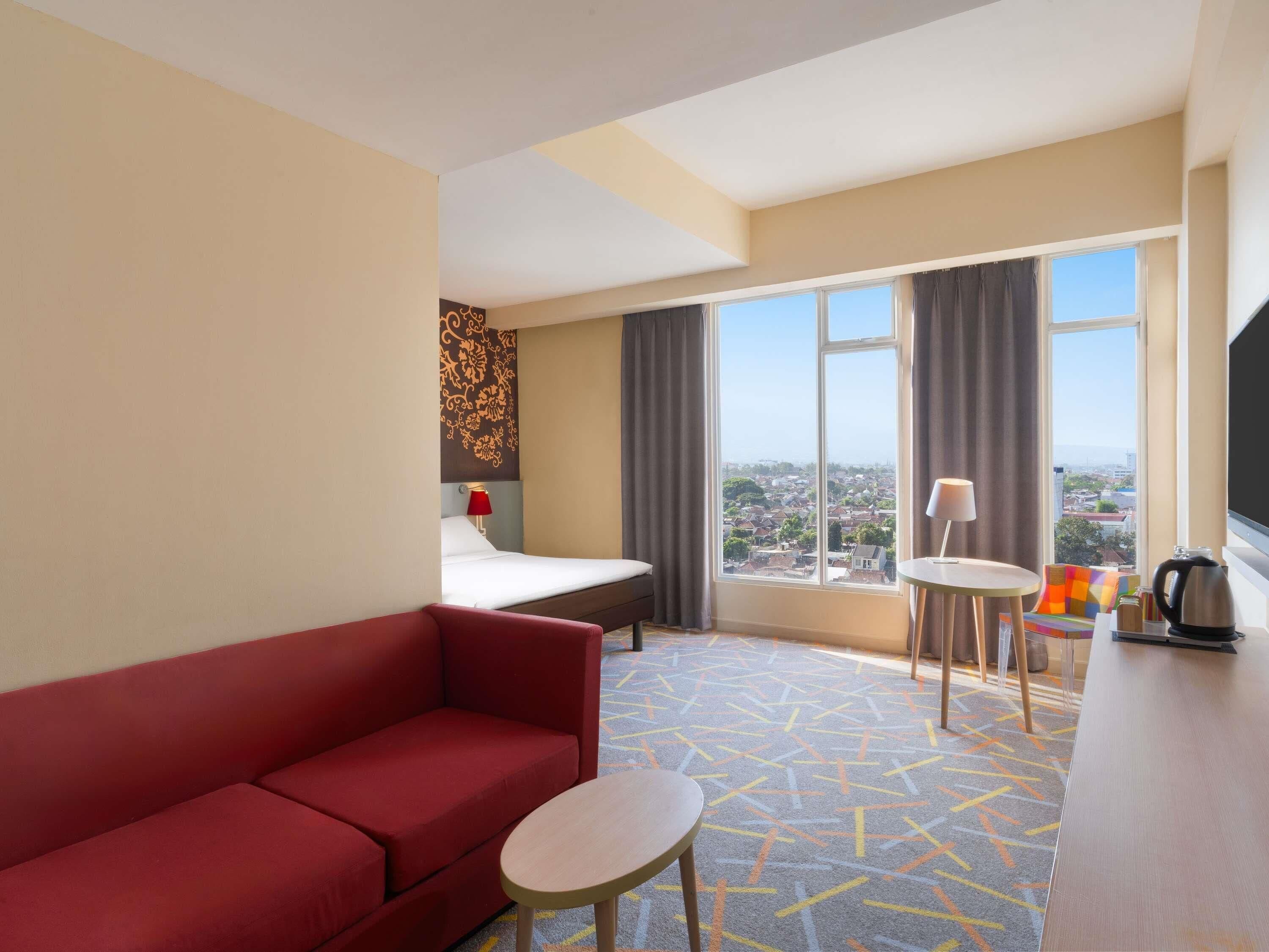 Deluxe Room, 1 King Bed | Premium bedding, minibar, in-room safe, desk