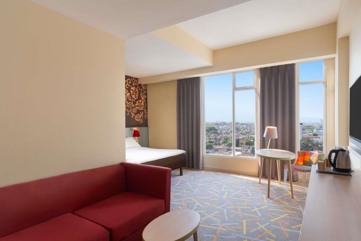 Deluxe Room, 1 King Bed | Premium bedding, minibar, in-room safe, desk