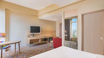 Kamar Deluks, 1 Tempat Tidur King | Seprai premium, minibar, brankas, dan meja kerja