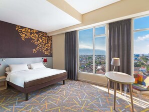 Quarto luxo, 1 cama King | Roupas de cama premium, frigobar, cofres nos quartos, escrivaninha