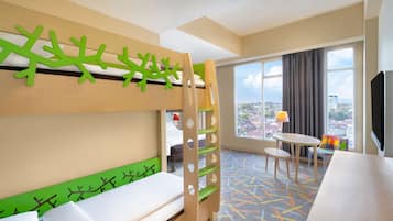 Family Room, Berbilang Katil | Peralatan tempat tidur premium, bar mini, peti besi dalam bilik, meja
