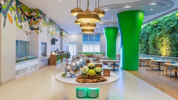 Serveert lunch en diner, internationale gerechten