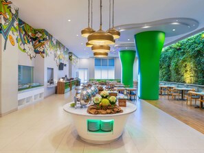 Se sirven almuerzos y cenas, cocina internacional