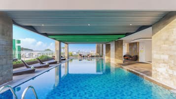 Piscine couverte, accÚs possible de 09 h 00 à 17 h 00, chaises longues