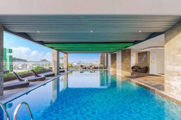 Innenpool, geöffnet von 09:00 Uhr bis 17:00 Uhr, Liegestühle