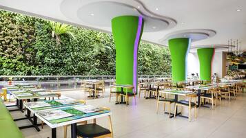 Lunch and dinner served, international cuisine