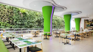 Lunch and dinner served, international cuisine