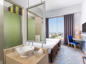 Quarto superior, 2 camas de solteiro | Roupas de cama premium, frigobar, cofres nos quartos, escrivaninha