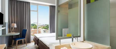 Superior-huone, 2 yhden hengen sänkyä | Kylpyhuone | Suihku, ympäristöystävälliset hygieniatuotteet, hiustenkuivaaja