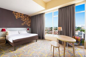Deluxe Room, 1 King Bed | Premium bedding, minibar, in-room safe, desk