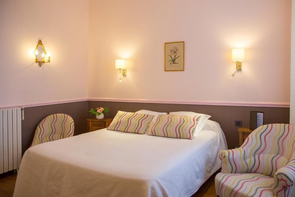 In-room safe, desk, WiFi (free), bed sheets