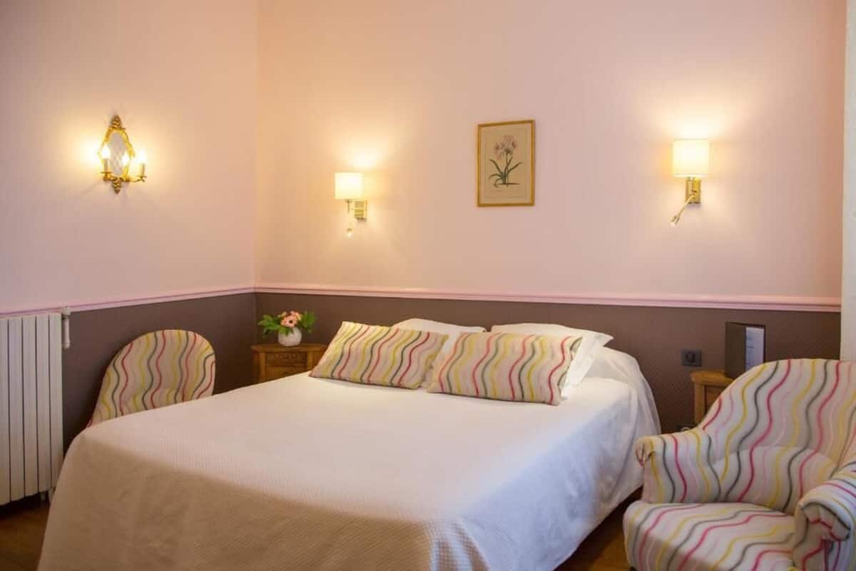 In-room safe, desk, WiFi (free), bed sheets