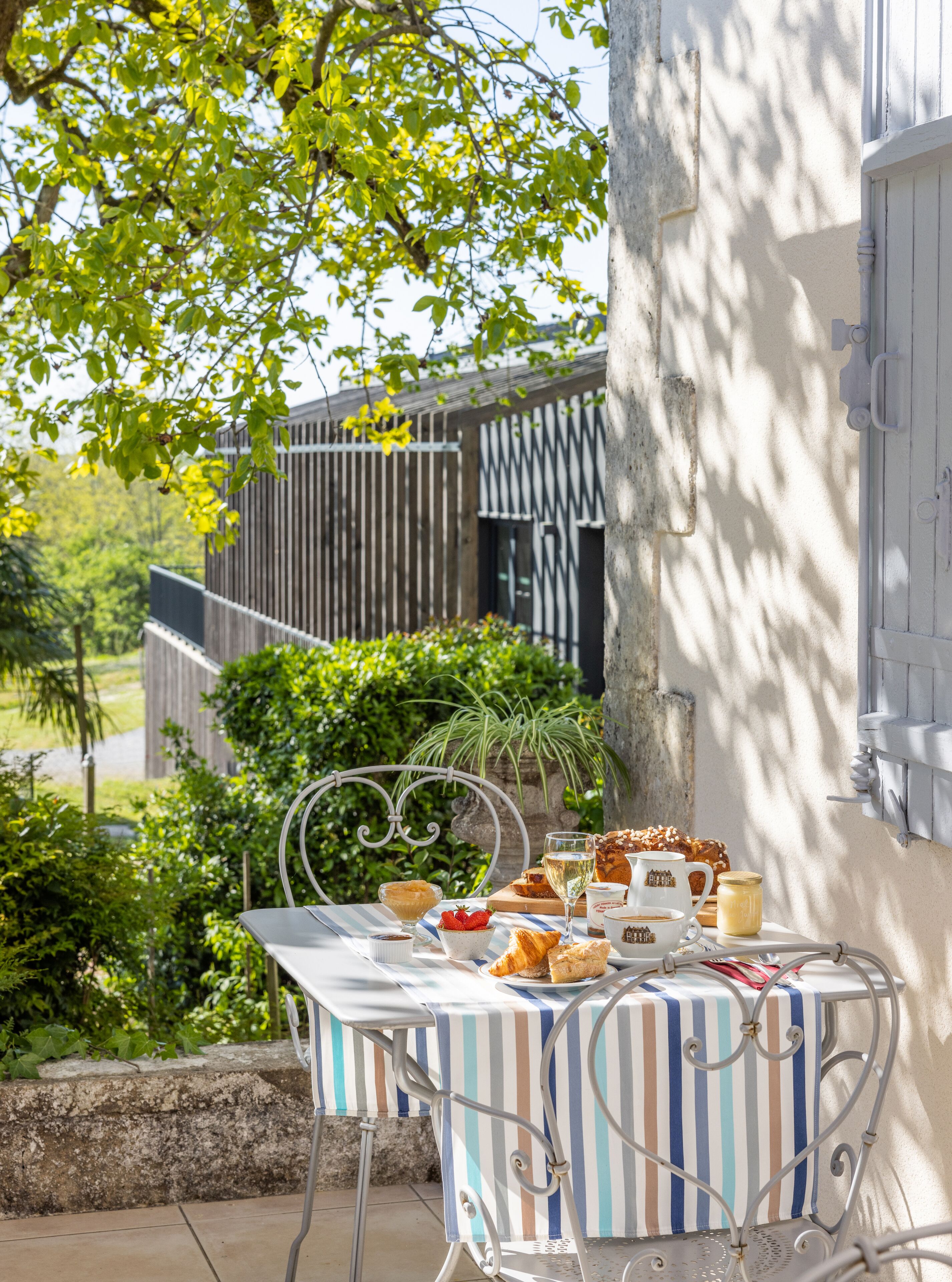 daily buffet breakfast (eur 15 per person)