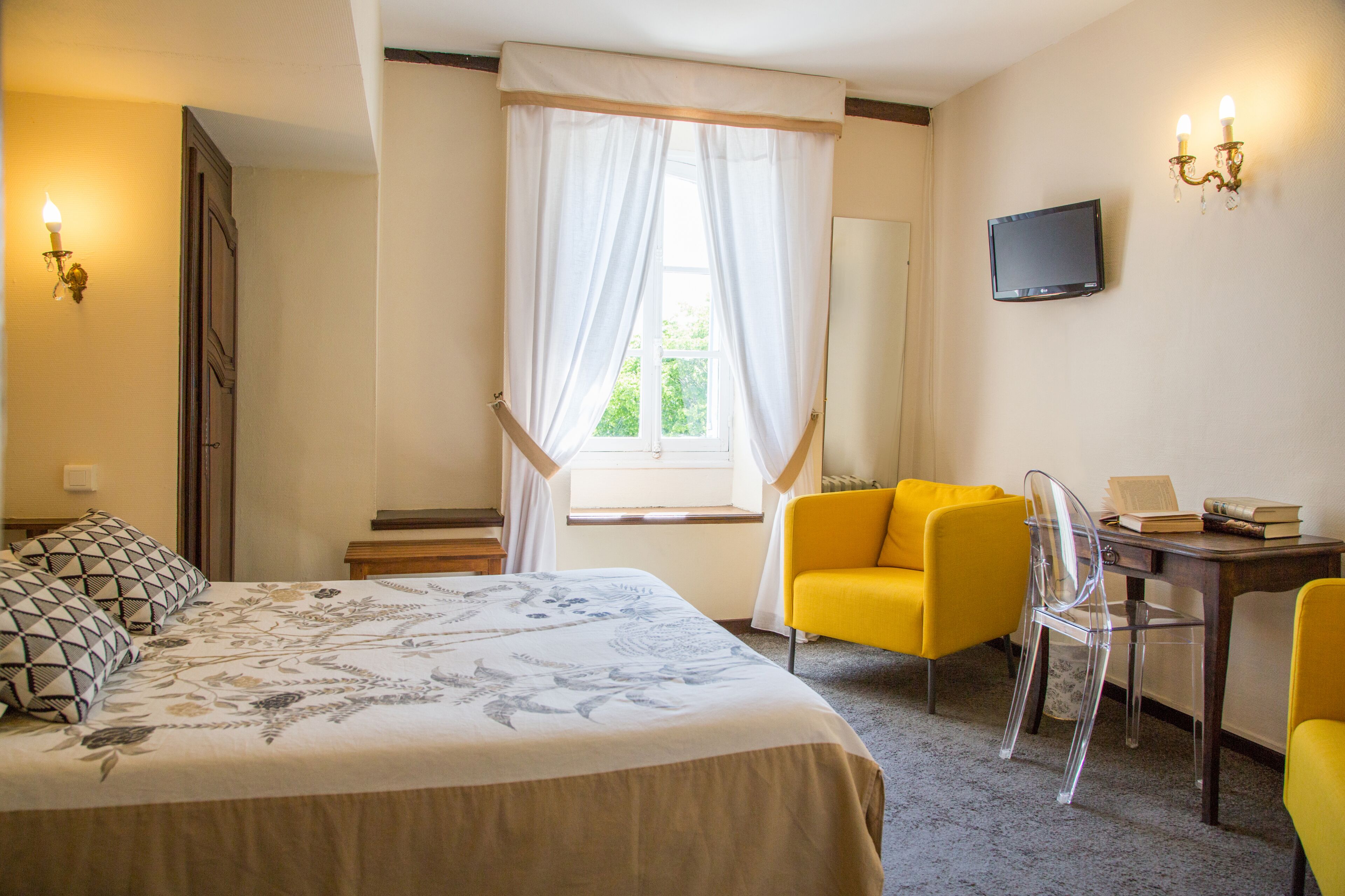 double room (chambre des cadets) | in-room safe, desk, free wifi, bed sheets