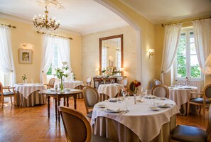 Breakfast, lunch and dinner served  - Château Bellevue (Cazaubon)