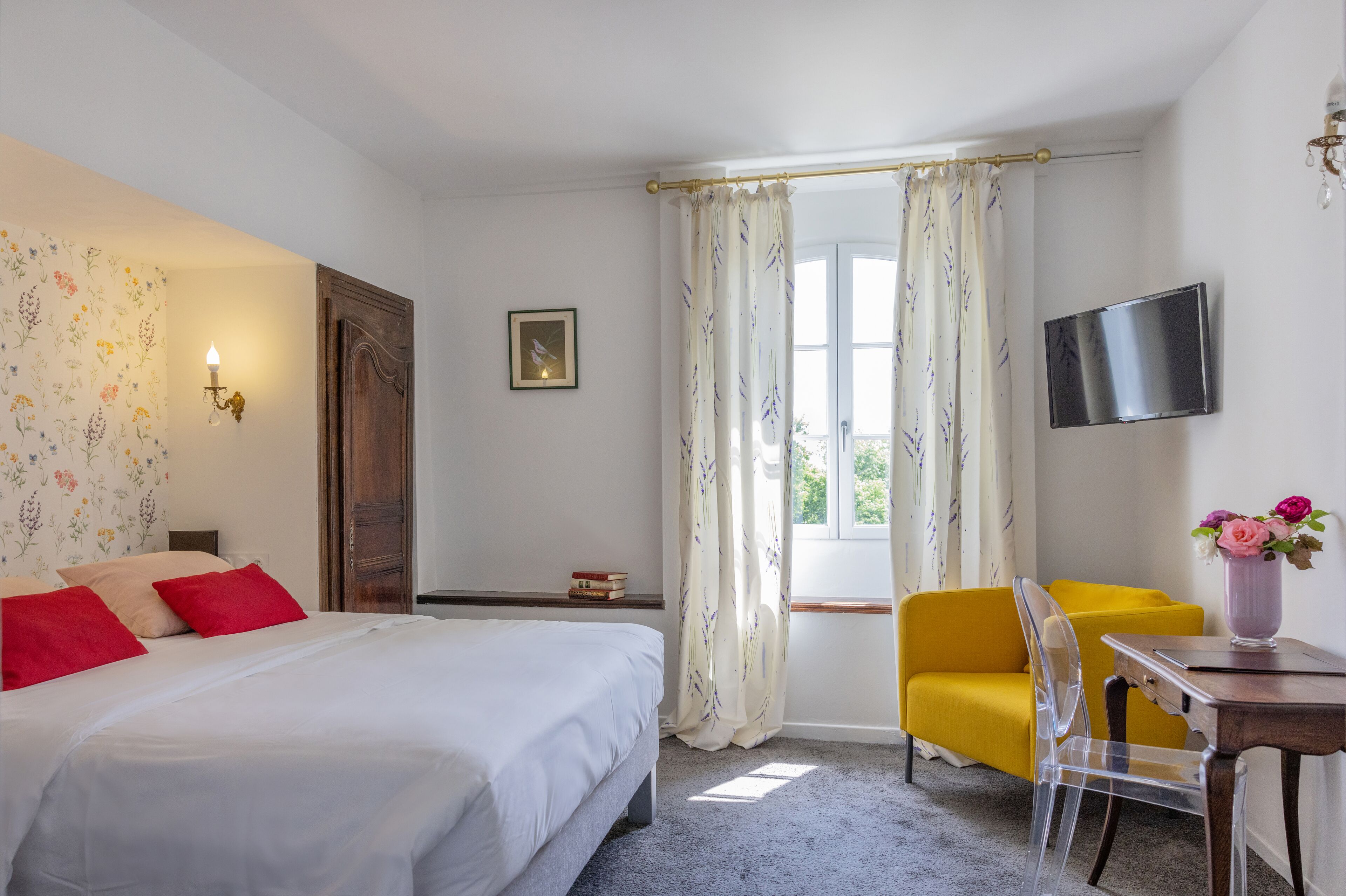 double room (chambre des cadets) | in-room safe, desk, free wifi, bed sheets