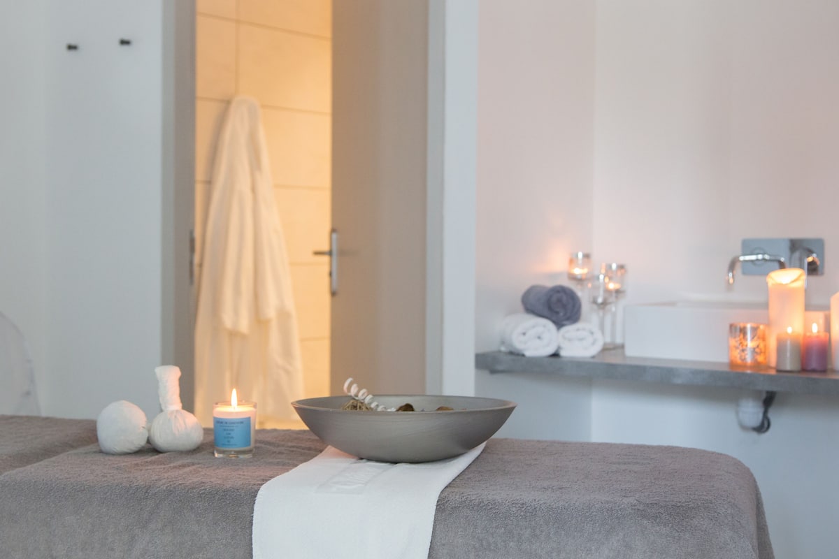 sauna, steam room, prenatal massages, 2 treatment rooms, massages