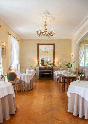 Frühstück, Mittagessen, französische Küche, Blick auf den Garten