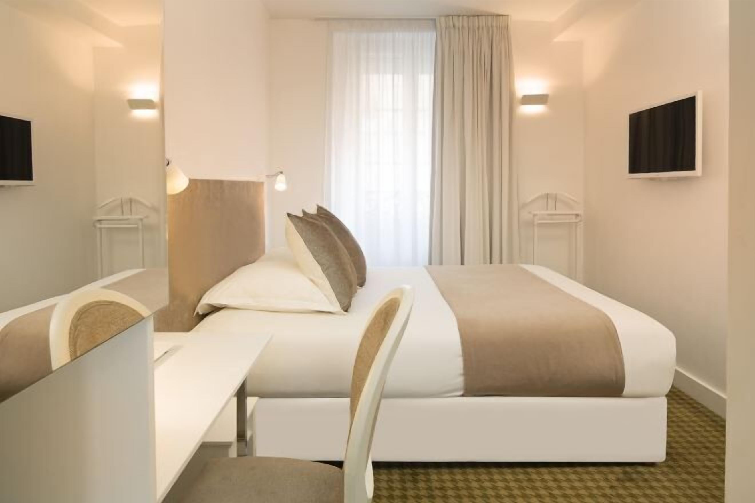 Minibar, safe på rommet, skrivebord og blendingsgardiner