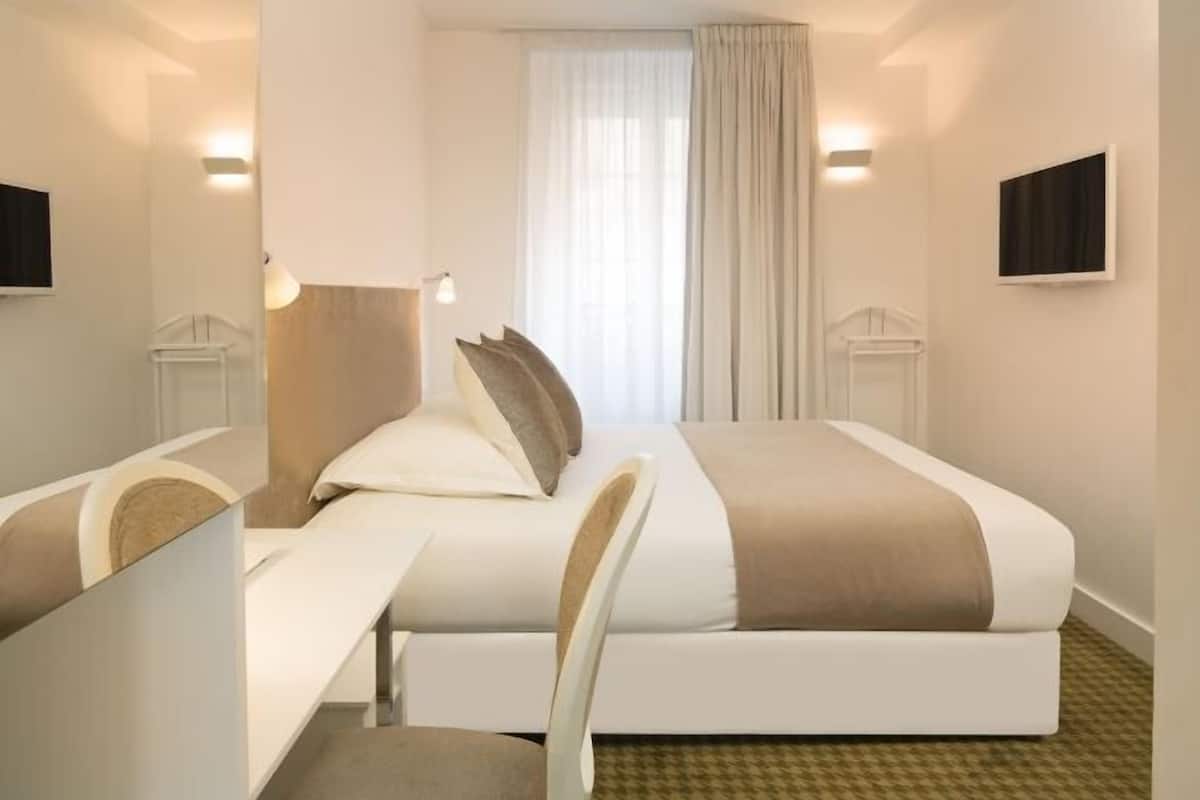 Minibar, safe på rommet, skrivebord og blendingsgardiner