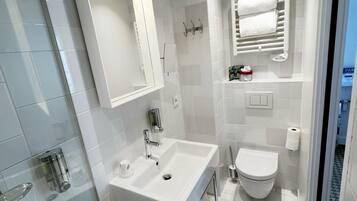Single Room | Bathroom | Shower, eco-friendly toiletries, hair dryer, towels