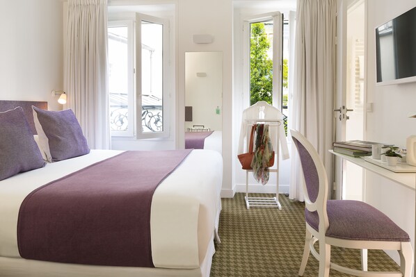 Superior-huone | Minibaari, tallelokero huoneessa, työpöytä, pimennysverhot