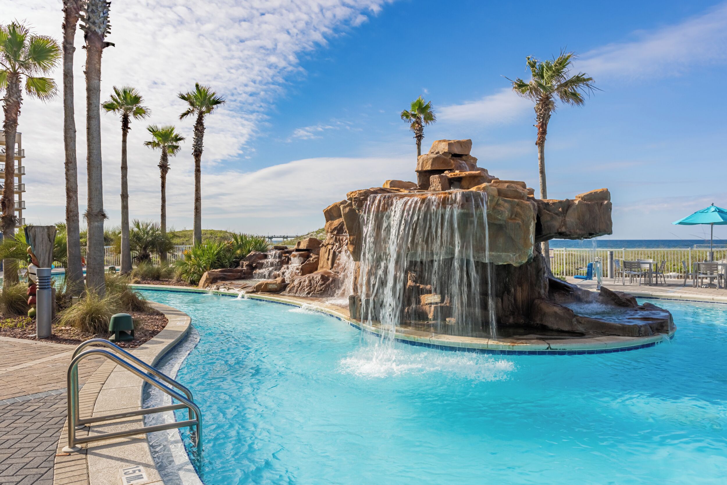 室内游泳池，室外游泳池，池畔遮阳伞，日光浴躺椅