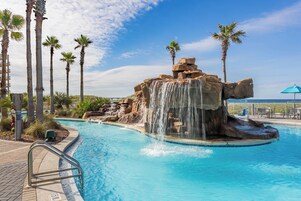 Piscina interna, piscina externa, guarda-sóis, espreguiçadeiras