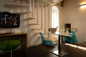 Minibar, caja de seguridad en la habitación y escritorio