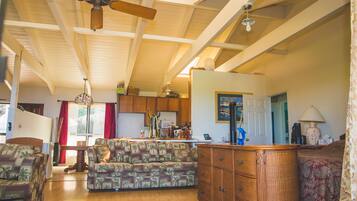 Extra Large Ocean Studio | Meja kerja, Wi-Fi gratis, dan seprai linen