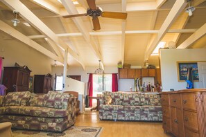 Extra Large Ocean Studio | Escritorio, wifi gratis y ropa de cama 