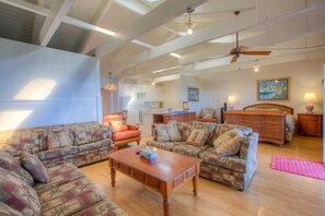 Extra Large Ocean Studio | リビング エリア | スマートテレビ、Netflix