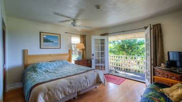 Standard Room (Dolphin Studio) | Desk, free WiFi, bed sheets
