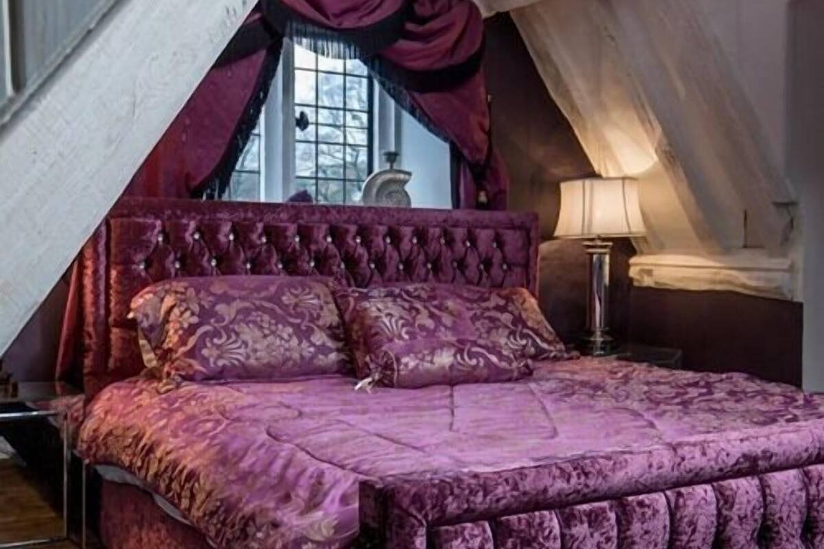 Classic Double Room, Private Bathroom (Romeo & Juliet)