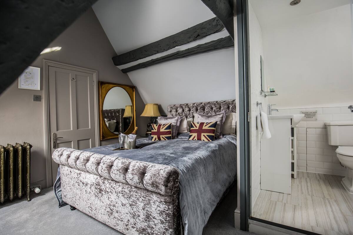 Classic Double Room, Ensuite (Julius Caesar)