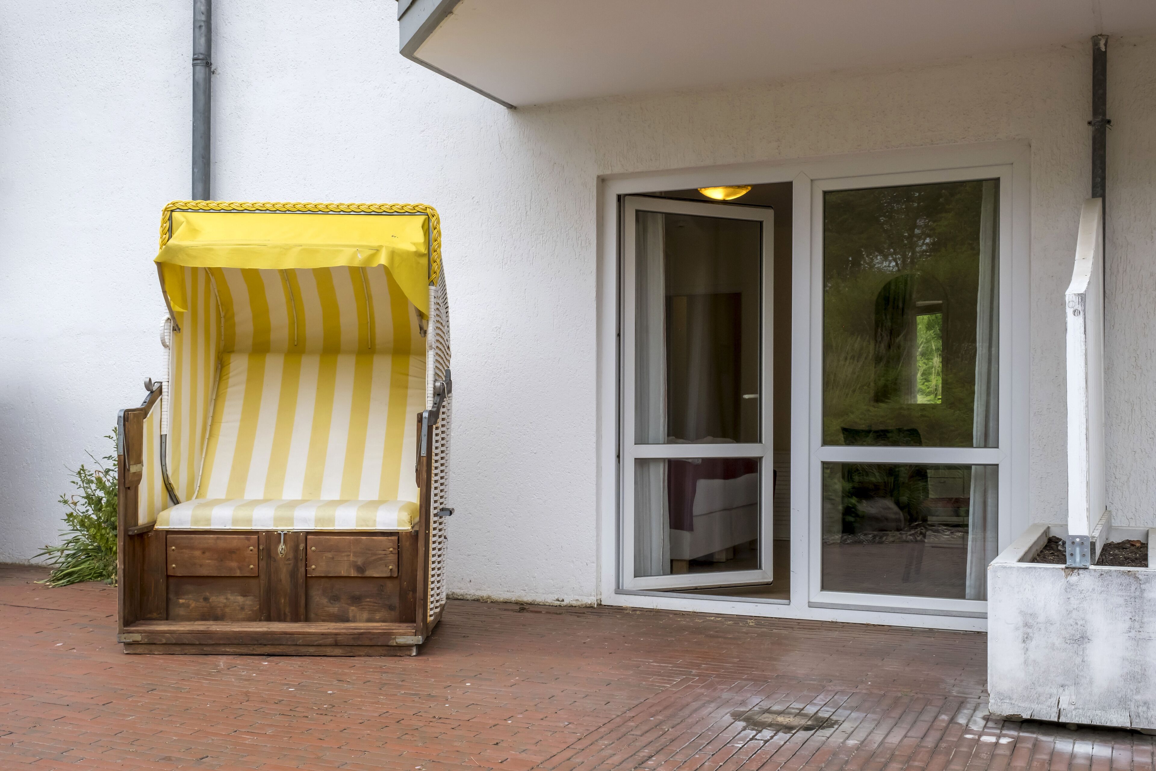 hypo-allergenic bedding, in-room safe, individually furnished