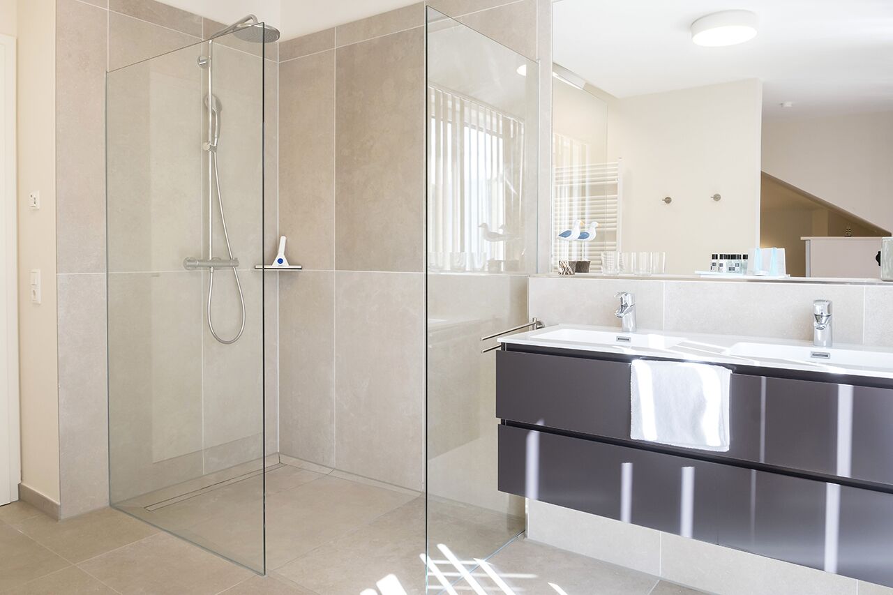 deluxe apartment, 2 double beds, non smoking, sea view | bathroom | shower, rainfall showerhead, free toiletries, hair dryer