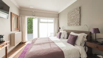 In-room safe, desk, iron/ironing board, free WiFi