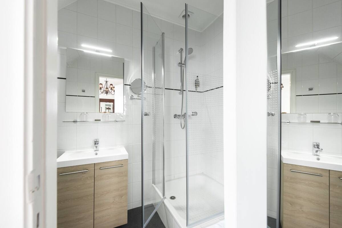 standard double room | bathroom | free toiletries, hair dryer