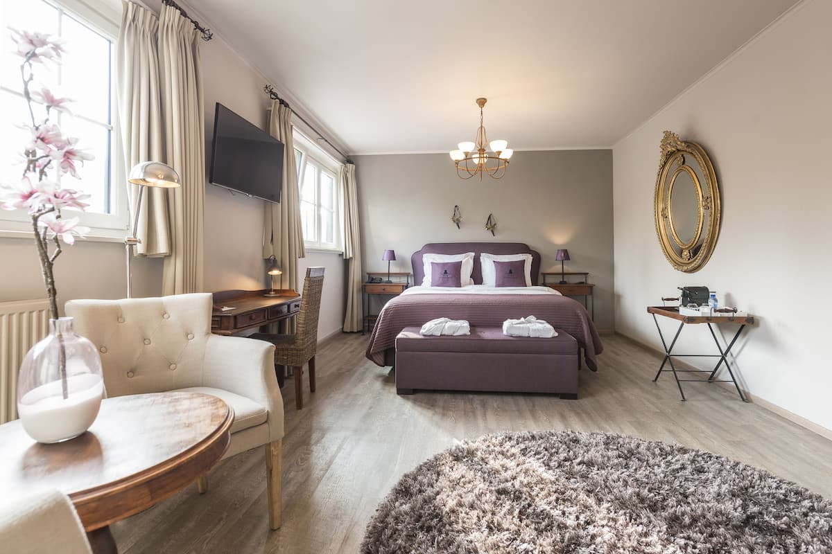 suite | in-room safe, desk, iron/ironing board, free cots/infant beds