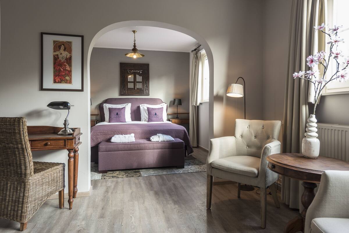 suite | in-room safe, desk, iron/ironing board, free cots/infant beds