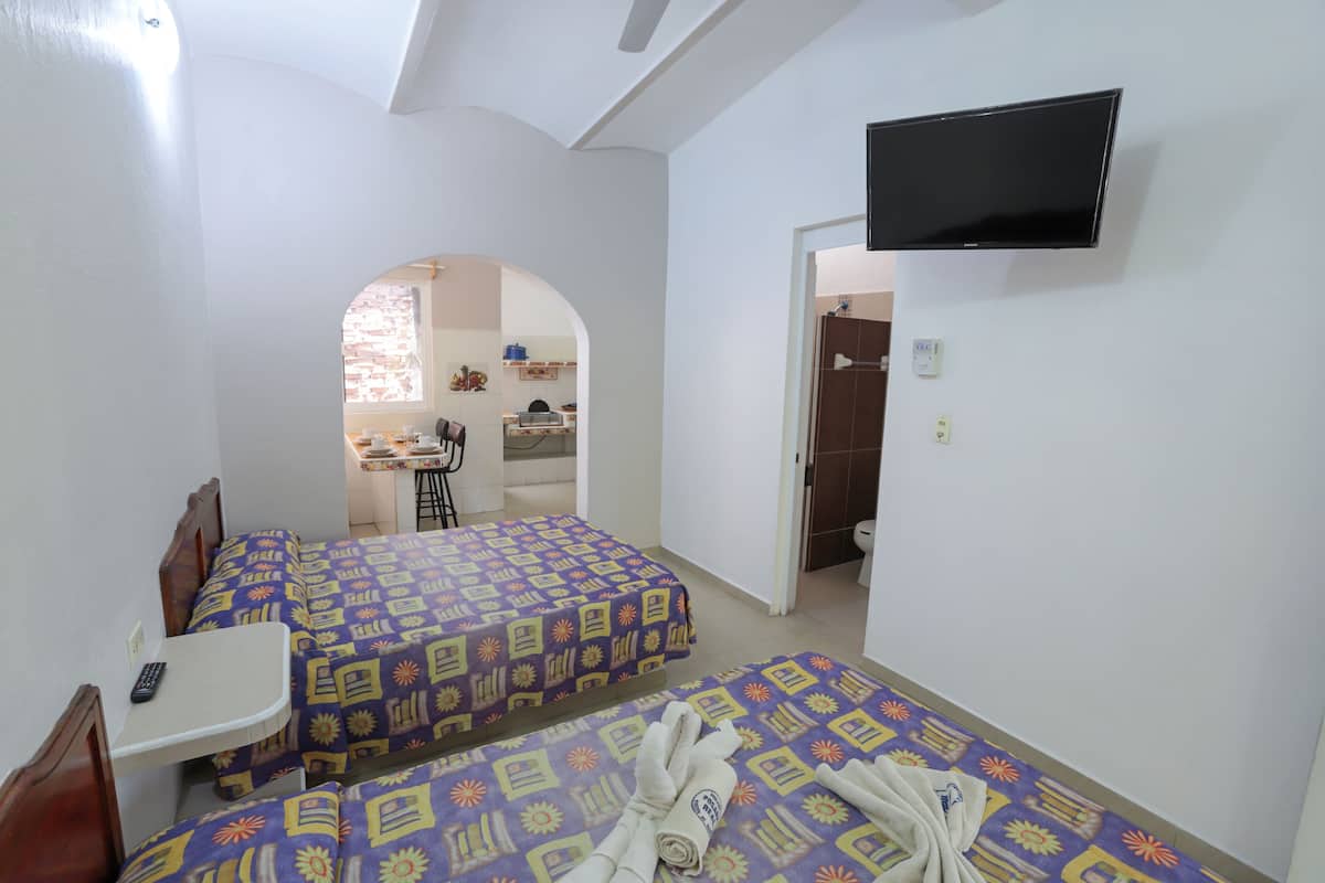 Family Studio | In-room safe, bed sheets