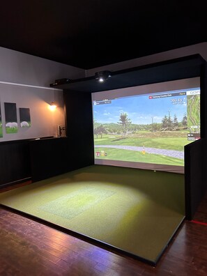 Indoor golf driving range