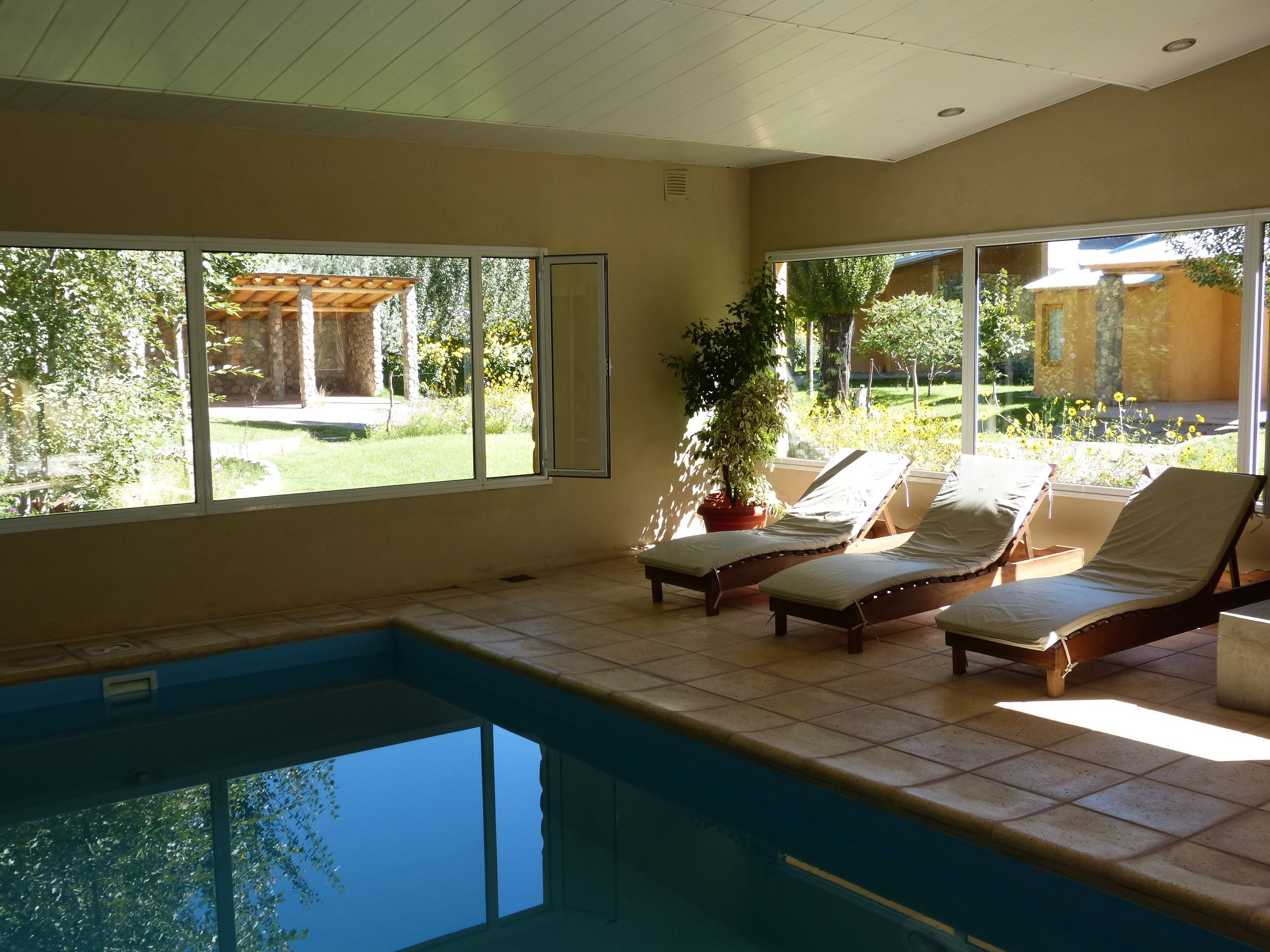 Una piscina cubierta, una piscina al aire libre de temporada