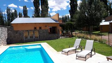 Innendørsbasseng og sesongbasert utendørsbasseng