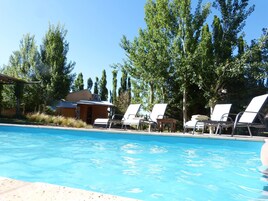 Una piscina techada, una piscina al aire libre de temporada