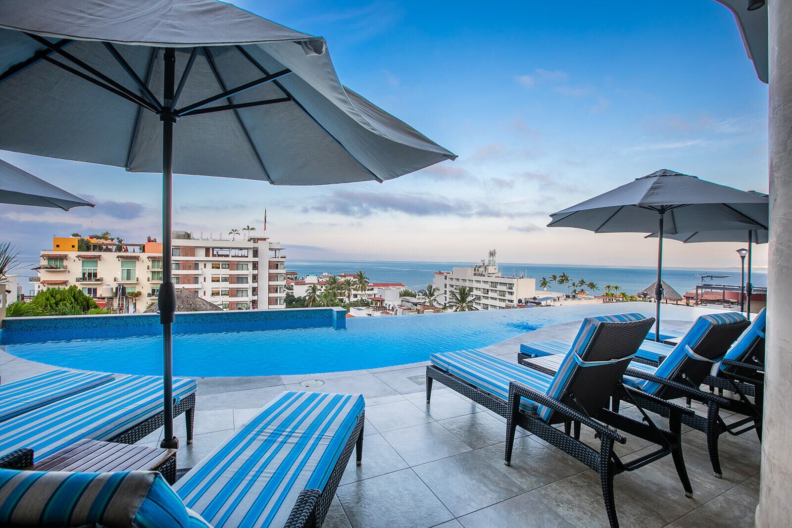 屋外プール、営業時間 9:00 ～ 21:00、プール パラソル、サンラウンジャー