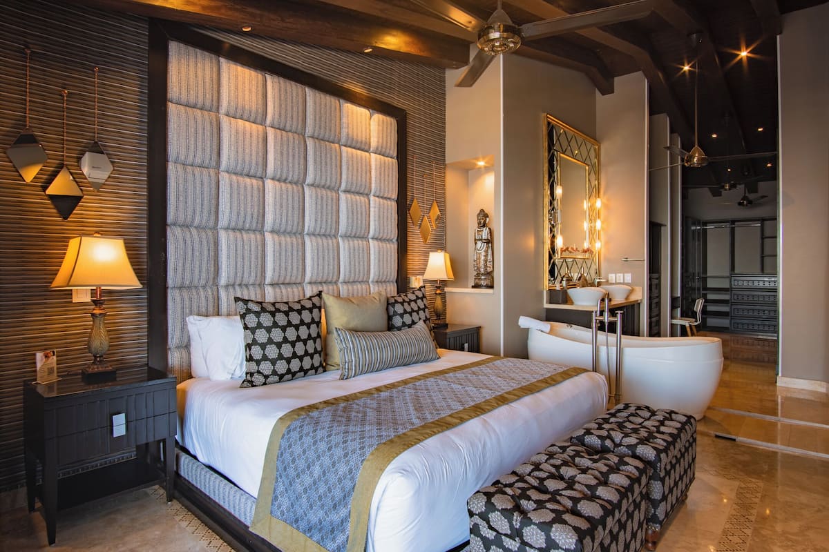 Luxury Apartment | Hypo-allergenic bedding available, pillowtop beds, in-room safe